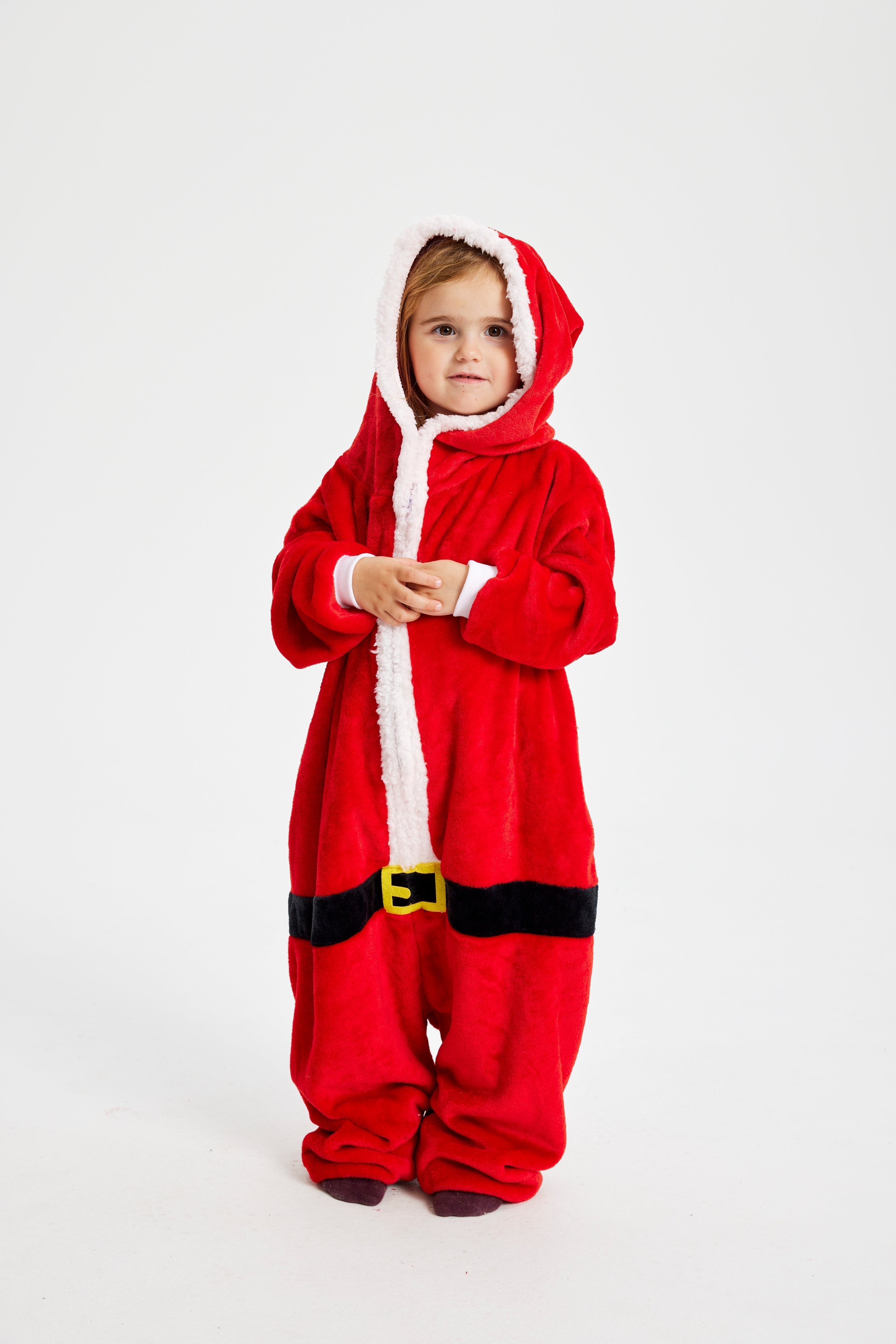 Un enfant déguisé en Père Noël.